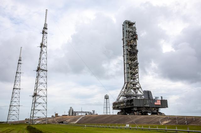 NASA image: ML Roll Back to Pad 39B