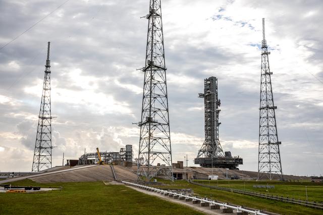 NASA image: ML Roll Back to Pad 39B
