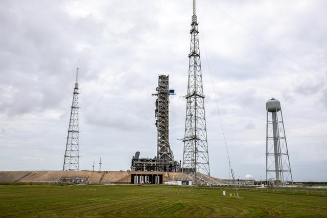 NASA image: ML Roll Back to Pad 39B