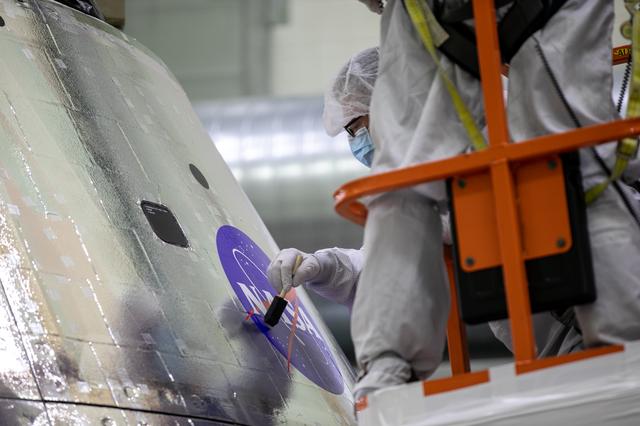 NASA image: Artemis I Spacecraft Adapter Jettison Fairing Installed - NASA M