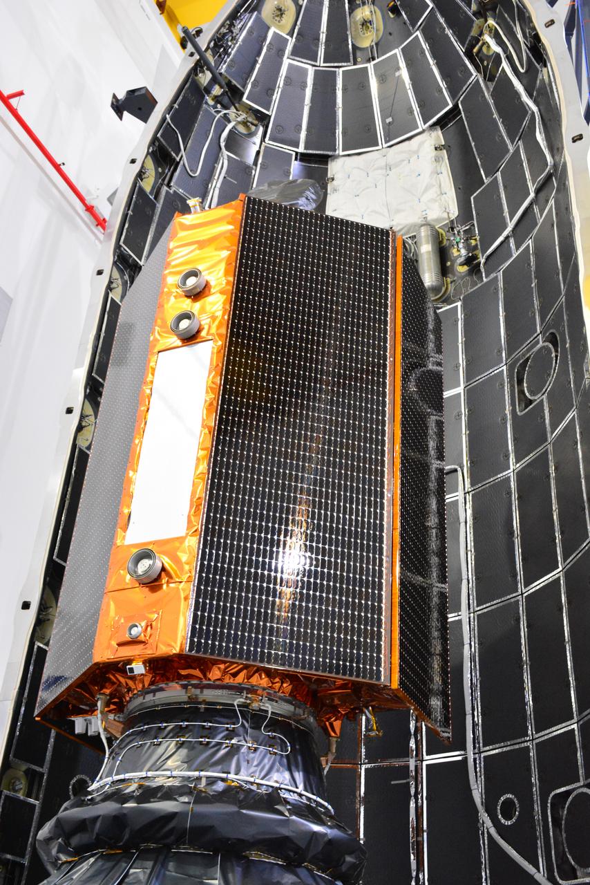 Inside SpaceX’s Payload Processing Facility at Vandenberg Air Force Base in California, the U.S.-European Sentinel-6 Michael Freilich ocean-monitoring satellite is being encapsulated in the SpaceX Falcon 9 payload fairing on Nov. 3, 2020. Sentinel-6 is scheduled to launch on Nov. 21, 2020, at 12:17 p.m. EST (9:17 a.m. PST), atop the SpaceX Falcon 9 rocket from Space Launch Complex 4E at Vandenberg Air Force Base. The Launch Services Program at Kennedy is responsible for launch management.
