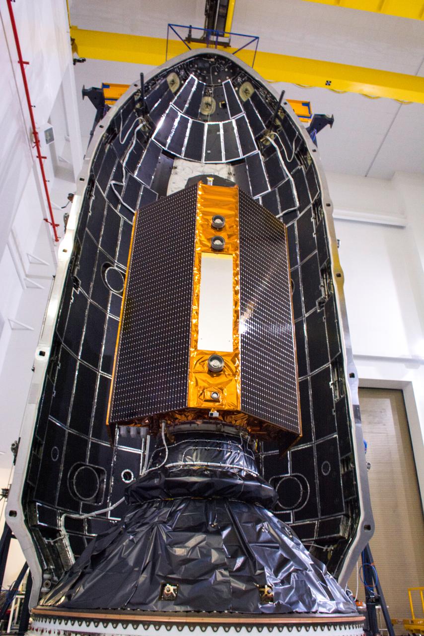 Inside SpaceX’s Payload Processing Facility at Vandenberg Air Force Base in California, the U.S.-European Sentinel-6 Michael Freilich ocean-monitoring satellite is being encapsulated in the SpaceX Falcon 9 payload fairing on Nov. 3, 2020. Sentinel-6 is scheduled to launch on Nov. 21, 2020, at 12:17 p.m. EST (9:17 a.m. PST), atop the SpaceX Falcon 9 rocket from Space Launch Complex 4E at Vandenberg Air Force Base. The Launch Services Program at Kennedy is responsible for launch management.