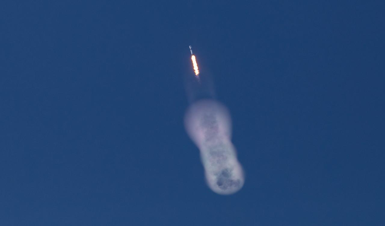 The SpaceX Falcon 9 rocket carrying the Sentinel-6 Michael Freilich spacecraft lifts off from Space Launch Complex 4 at Vandenberg Air Force Base in California, Nov. 21, 2020, at 9:17 a.m. PST (12:17 p.m. EST).  The Sentinel-6/Jason-CS (Continuity of Service) mission consists of the Sentinel-6 Michael Freilich satellite, which will be followed by its twin, the Sentinel-6B satellite, in 2025. The Sentinel-6/Jason-CS mission is part of Copernicus, the European Union’s Earth observation program, managed by the European Commission. Continuing the legacy of the Jason series missions, Sentinel-6/Jason-CS will extend the records of sea level into their fourth decade, collecting accurate measurements of sea surface height for more than 90% of the world’s seas, and providing crucial information for operational oceanography, marine meteorology, and climate studies. NASA’s Launch Services Program at Kennedy Space Center was responsible for launch management.