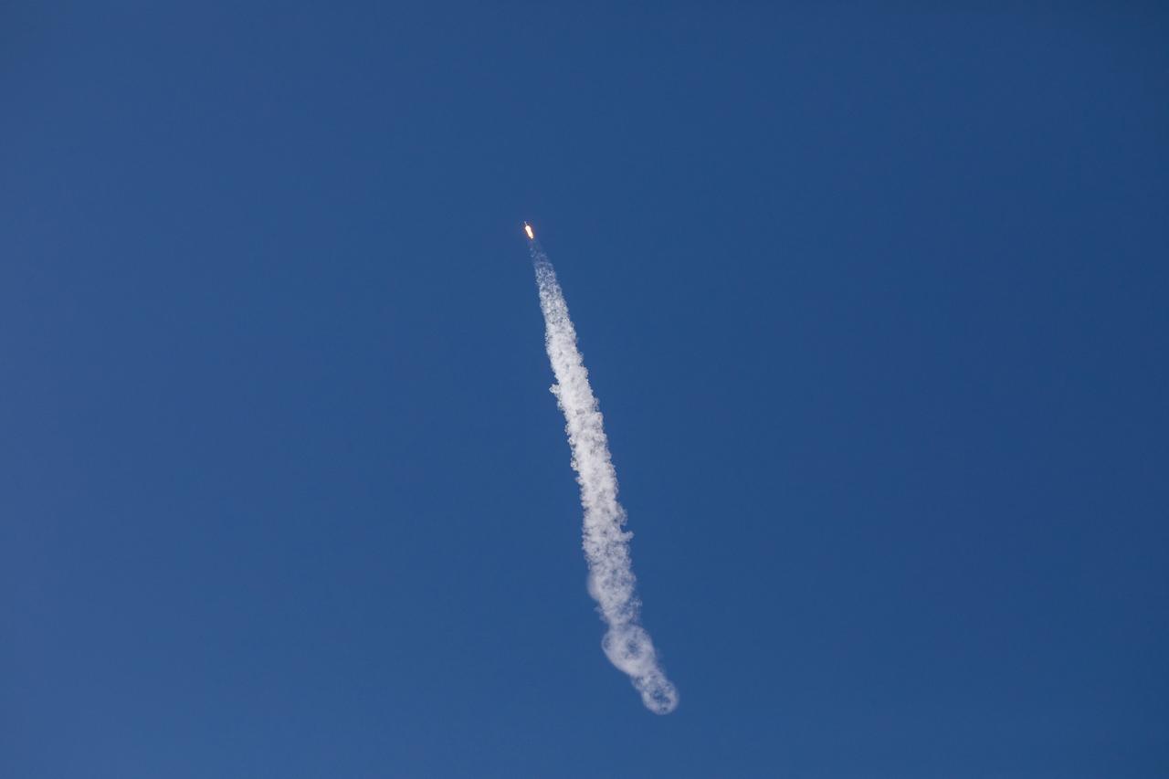 The SpaceX Falcon 9 rocket carrying the Sentinel-6 Michael Freilich spacecraft lifts off from Space Launch Complex 4 at Vandenberg Air Force Base in California, Nov. 21, 2020, at 9:17 a.m. PST (12:17 p.m. EST).  The Sentinel-6/Jason-CS (Continuity of Service) mission consists of the Sentinel-6 Michael Freilich satellite, which will be followed by its twin, the Sentinel-6B satellite, in 2025. The Sentinel-6/Jason-CS mission is part of Copernicus, the European Union’s Earth observation program, managed by the European Commission. Continuing the legacy of the Jason series missions, Sentinel-6/Jason-CS will extend the records of sea level into their fourth decade, collecting accurate measurements of sea surface height for more than 90% of the world’s seas, and providing crucial information for operational oceanography, marine meteorology, and climate studies. NASA’s Launch Services Program at Kennedy Space Center was responsible for launch management.