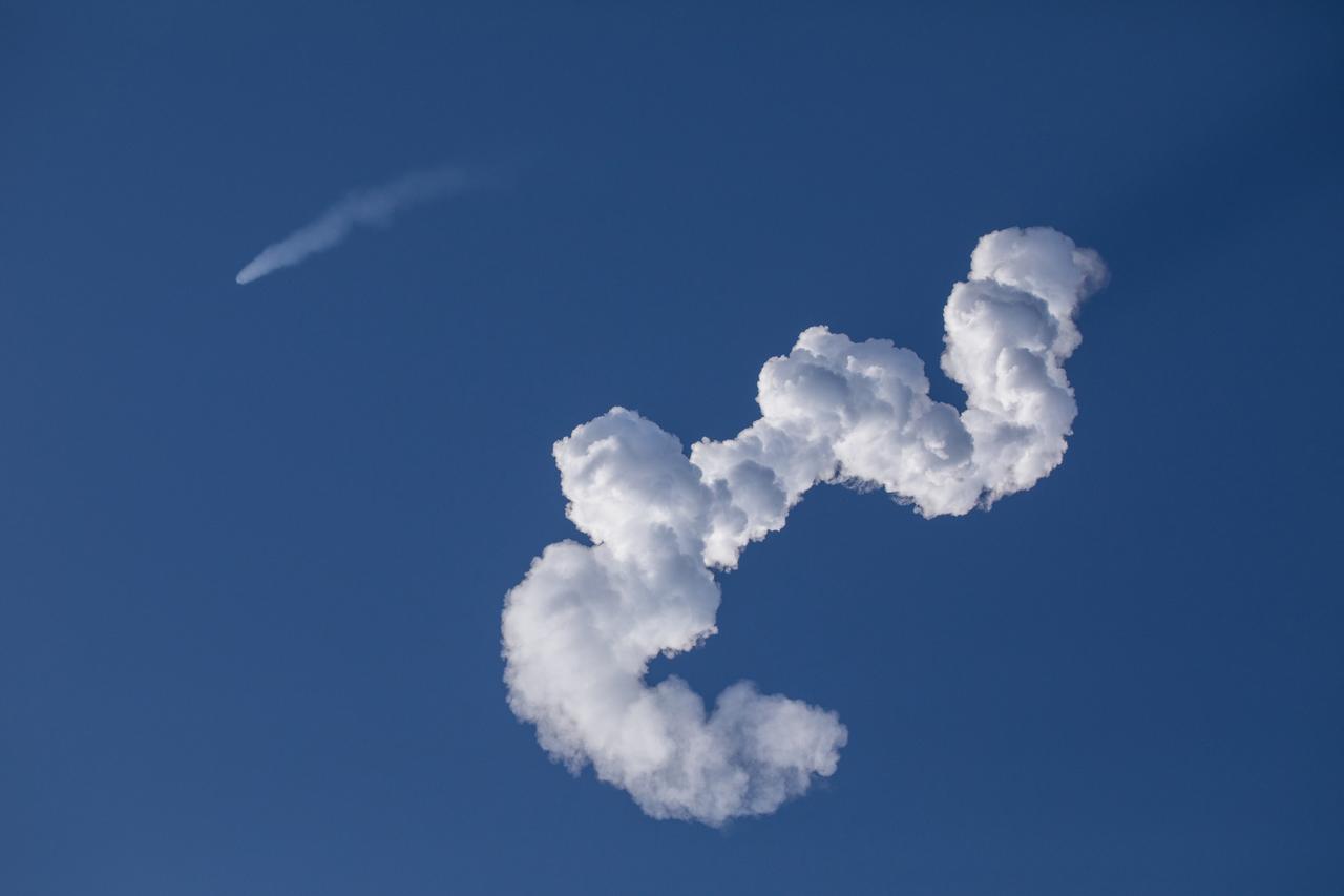 The SpaceX Falcon 9 rocket carrying the Sentinel-6 Michael Freilich spacecraft streaks through the sky after liftoff from Space Launch Complex 4 at Vandenberg Air Force Base in California, Nov. 21, 2020, at 9:17 a.m. PST (12:17 p.m. EST).  The Sentinel-6/Jason-CS (Continuity of Service) mission consists of the Sentinel-6 Michael Freilich satellite, which will be followed by its twin, the Sentinel-6B satellite, in 2025. The Sentinel-6/Jason-CS mission is part of Copernicus, the European Union’s Earth observation program, managed by the European Commission. Continuing the legacy of the Jason series missions, Sentinel-6/Jason-CS will extend the records of sea level into their fourth decade, collecting accurate measurements of sea surface height for more than 90% of the world’s seas, and providing crucial information for operational oceanography, marine meteorology, and climate studies. NASA’s Launch Services Program at Kennedy Space Center was responsible for launch management.