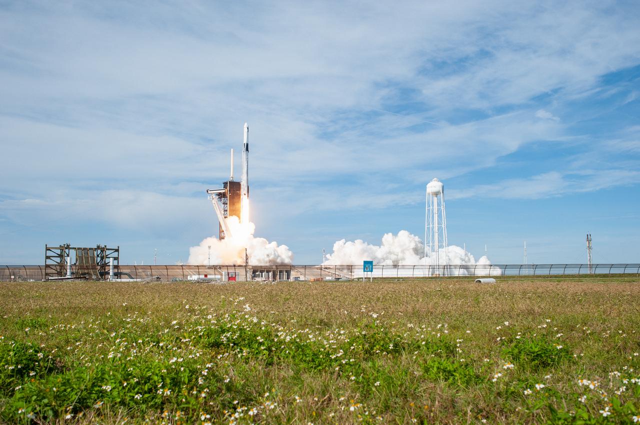 A SpaceX Falcon 9 rocket lifts off from Launch Complex 39A at Kennedy Space Center in Florida at 11:17 a.m. EST on Dec. 6, 2020, carrying the uncrewed cargo Dragon spacecraft on its journey to the International Space Station for NASA and SpaceX’s 21st Commercial Resupply Services (CRS-21) mission. Dragon will deliver more than 6,400 pounds of science investigations and cargo to the orbiting laboratory. The mission marks the first launch for SpaceX under NASA’s CRS-2 contract.