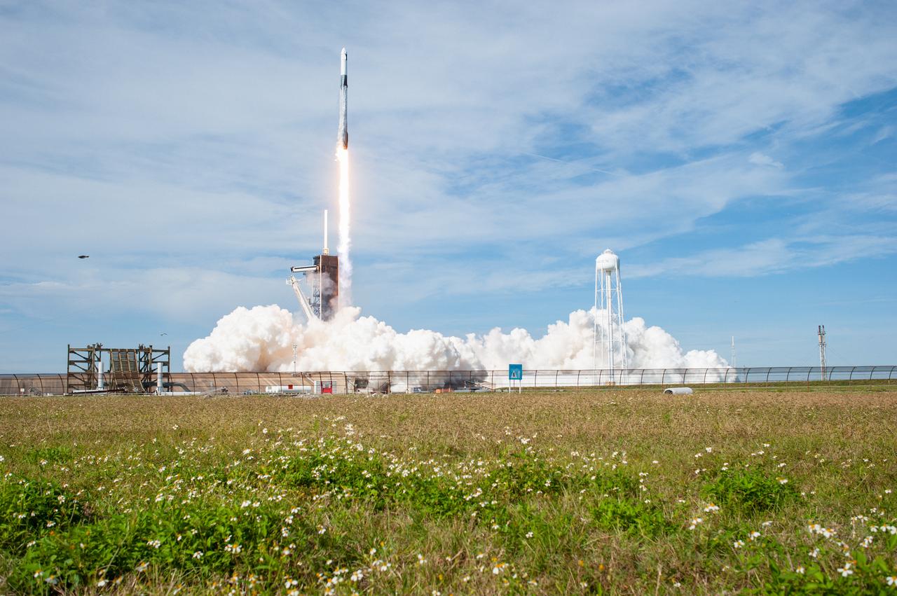 A SpaceX Falcon 9 rocket lifts off from Launch Complex 39A at Kennedy Space Center in Florida at 11:17 a.m. EST on Dec. 6, 2020, carrying the uncrewed cargo Dragon spacecraft on its journey to the International Space Station for NASA and SpaceX’s 21st Commercial Resupply Services (CRS-21) mission. Dragon will deliver more than 6,400 pounds of science investigations and cargo to the orbiting laboratory. The mission marks the first launch for SpaceX under NASA’s CRS-2 contract.
