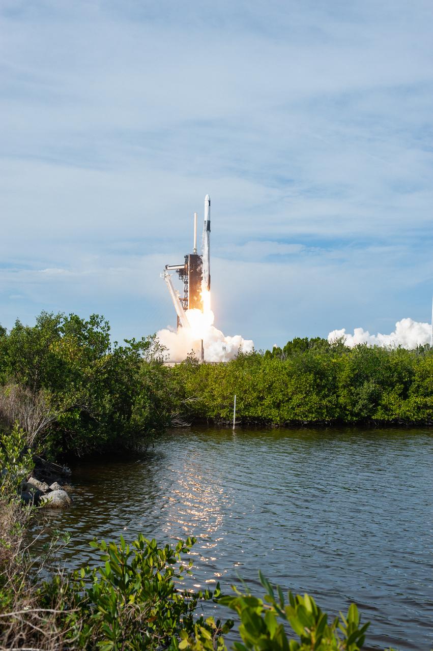 A SpaceX Falcon 9 rocket lifts off from Launch Complex 39A at Kennedy Space Center in Florida at 11:17 a.m. EST on Dec. 6, 2020, carrying the uncrewed cargo Dragon spacecraft on its journey to the International Space Station for NASA and SpaceX’s 21st Commercial Resupply Services (CRS-21) mission. Dragon will deliver more than 6,400 pounds of science investigations and cargo to the orbiting laboratory. The mission marks the first launch for SpaceX under NASA’s CRS-2 contract.