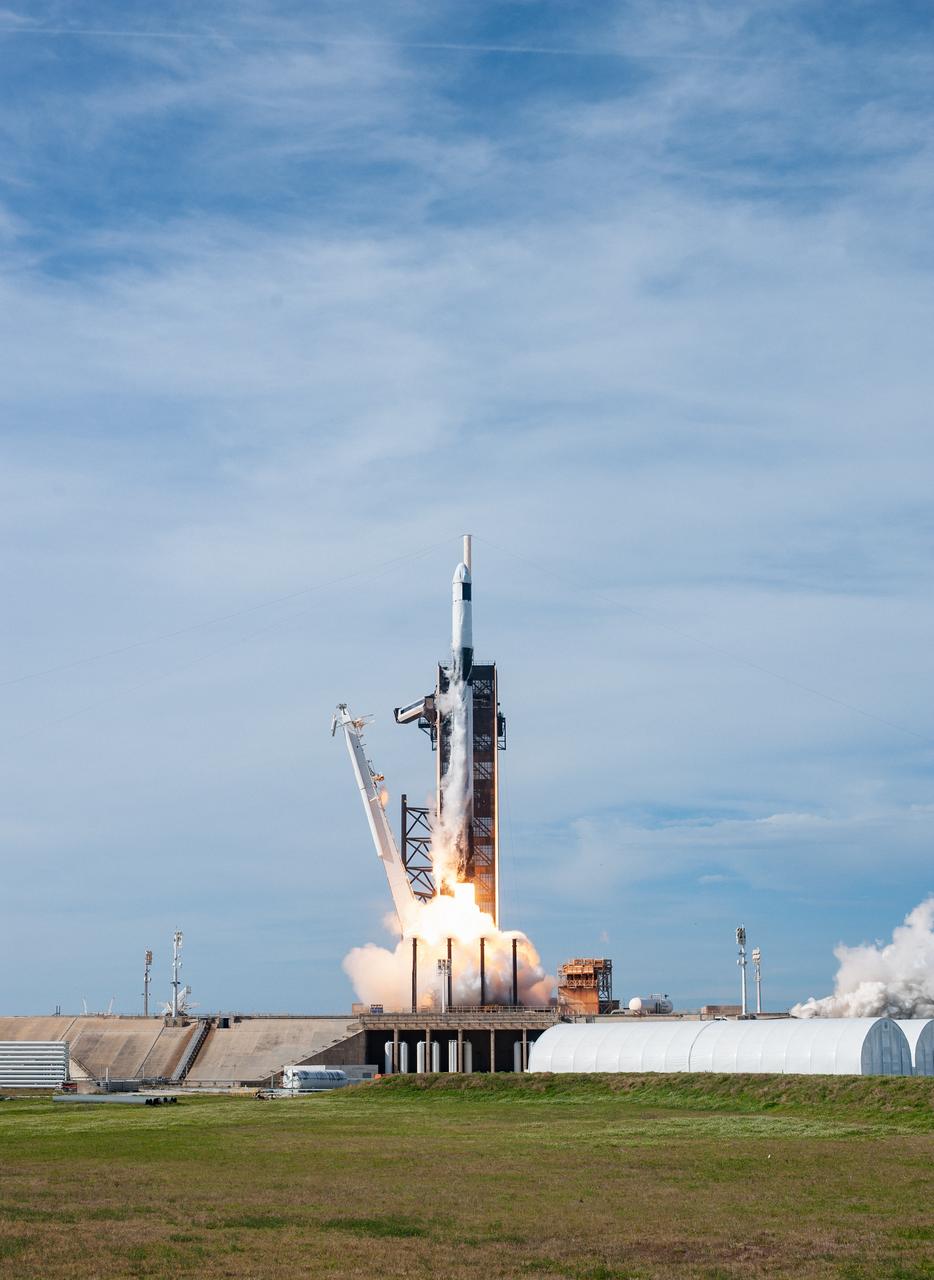 A SpaceX Falcon 9 rocket lifts off from Launch Complex 39A at Kennedy Space Center in Florida at 11:17 a.m. EST on Dec. 6, 2020, carrying the uncrewed cargo Dragon spacecraft on its journey to the International Space Station for NASA and SpaceX’s 21st Commercial Resupply Services (CRS-21) mission. Dragon will deliver more than 6,400 pounds of science investigations and cargo to the orbiting laboratory. The mission marks the first launch for SpaceX under NASA’s CRS-2 contract.