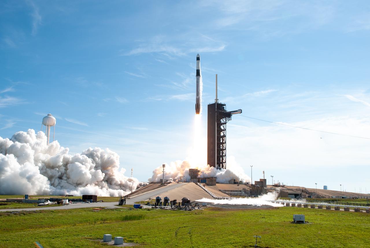 A SpaceX Falcon 9 rocket lifts off from Launch Complex 39A at Kennedy Space Center in Florida at 11:17 a.m. EST on Dec. 6, 2020, carrying the uncrewed cargo Dragon spacecraft on its journey to the International Space Station for NASA and SpaceX’s 21st Commercial Resupply Services (CRS-21) mission. Dragon will deliver more than 6,400 pounds of science investigations and cargo to the orbiting laboratory. The mission marks the first launch for SpaceX under NASA’s CRS-2 contract.