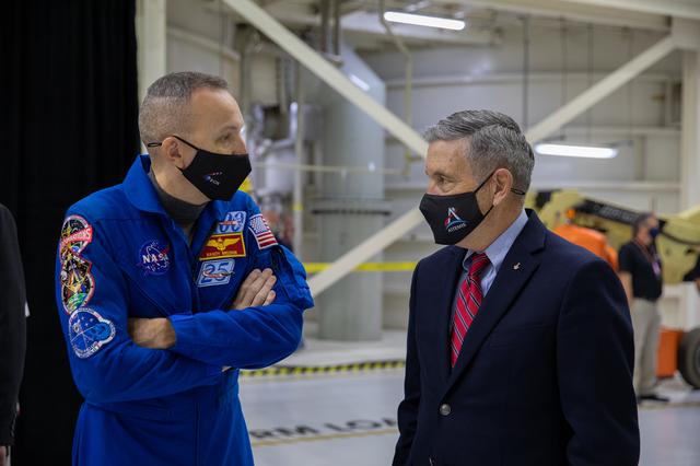 Artemis I Orion Lift to Transporter - Key Handover from Lockheed