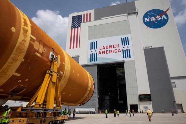 Artemis I Core Stage Offload to VAB