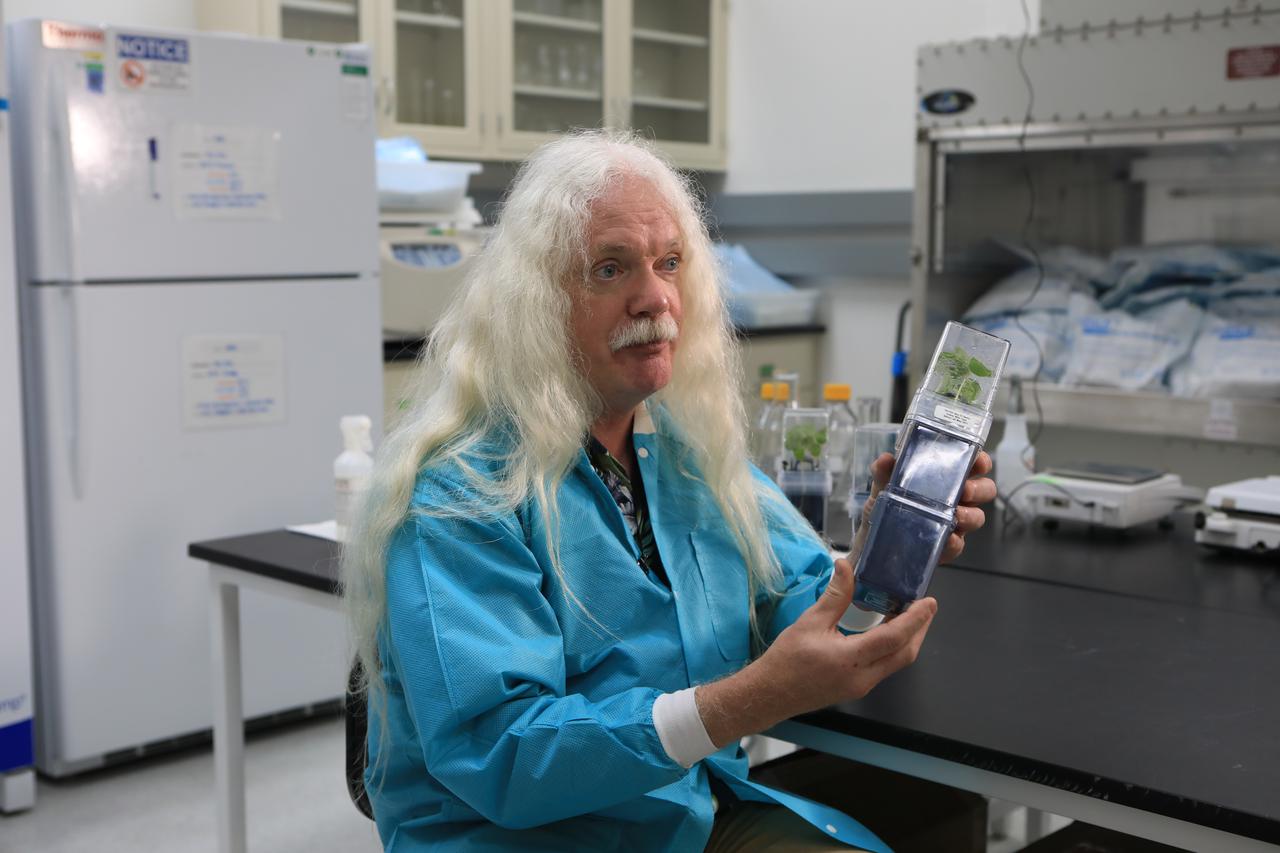 Inside a laboratory in the Space Station Processing Facility at NASA’s Kennedy Space Center in Florida on May 28, 2021, Dr. Simon Gilroy, principal investigator, holds one of several Target Veggie Chambers containing a nutrient gel so that cotton seeds can be planted in them as part of the Targeting Improved Cotton Through Orbital Cultivation (TICTOC) experiment. TICTOC will investigate how environmental factors and genes control development of roots in the absence of gravity. TICTOC will launch to the International Space Station aboard SpaceX’s 22nd Commercial Resupply Services mission. Liftoff of the SpaceX Falcon 9 rocket and Dragon capsule is scheduled for 1:29 p.m. EDT Thursday, June 3, 2021, from Launch Complex 39A at Kennedy Space Center. 