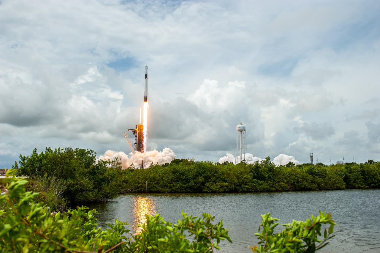 The SpaceX Falcon 9 rocket carrying the Dragon cargo capsule soars upward after lifting off from Launch Complex 39A at NASA’s Kennedy Space Center in Florida on June 3, 2021, on the company’s 22nd Commercial Resupply Services mission for the agency to the International Space Station. Liftoff was at 1:29 p.m. EDT. Dragon is filled with supplies and payloads including critical materials to directly support dozens of the more than 250 science and research investigations that will occur during Expeditions 65 and 66 on the station. 