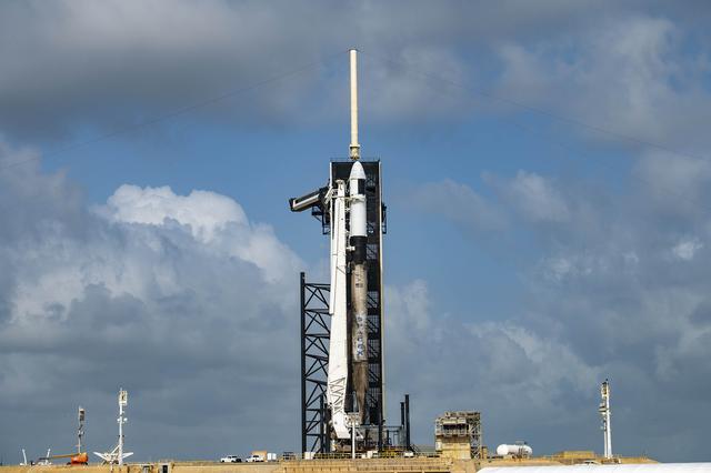 NASA image: SpaceX CRS-23 Lift to Vertical
