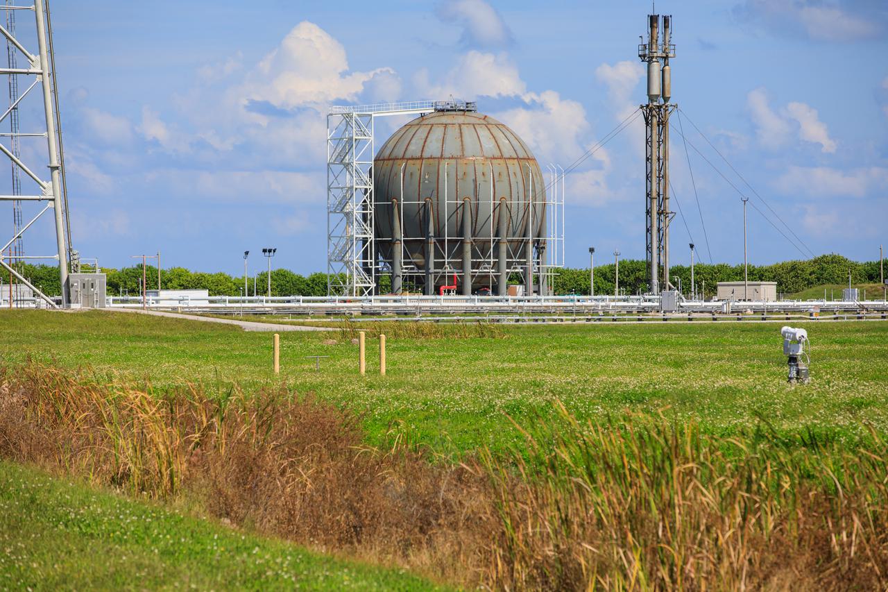 Seen here is a newly constructed liquid hydrogen (LH2) storage tank at Launch Pad 39B at NASA’s Kennedy Space Center in Florida on Oct. 1, 2021. With construction now complete, teams will focus on painting the tank next. The storage tank, capable of holding 1.25 million gallons of LH2, will be used to support future Artemis missions to the Moon and, eventually, Mars. Through Artemis, NASA will land the first woman and first person of color on the Moon, paving the way for a long-term presence in lunar orbit.