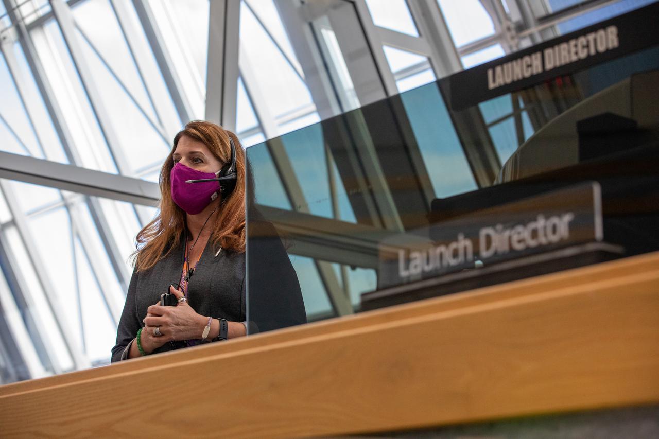 Charlie Blackwell-Thompson, launch director, Exploration Ground Systems, participates in the 11th terminal countdown simulation for the Artemis I launch inside Kennedy Space Center’s Launch Control Center on Oct. 14, 2021. The event marked the first time members of NASA’s mission management team, launch team, and contractor Jacobs conducted the simulation together. During Artemis I, the agency’s Orion spacecraft will lift off from Kennedy aboard NASA’s most powerful rocket – the Space Launch System – to fly farther than any spacecraft built for humans has ever flown. Through NASA’s Artemis missions, the agency, along with commercial and international partners, will establish a sustainable human presence on the Moon to prepare for missions to Mars.