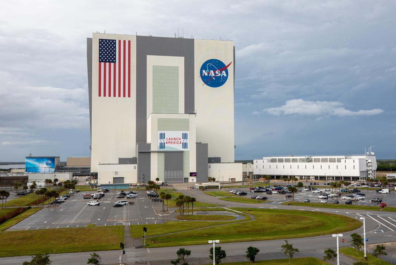 Kennedy Space Center’s iconic Vehicle Assembly Building is photographed just before NASA’s SpaceX Crew-3 astronauts and launch teams participate in a countdown dress rehearsal on Oct. 28, 2021, in preparation for the upcoming Crew-3 launch. The mission will carry NASA astronauts Raja Chari, Tom Marshburn, and Kayla Barron, as well as ESA (European Space Agency) astronaut Matthias Maurer to the International Space Station for a six-month stay. SpaceX’s Falcon 9 rocket and Crew Dragon spacecraft are scheduled to lift off from Kennedy’s Launch Complex 39A in Florida no earlier than Nov. 6 at 11:36 p.m. EDT. Crew-3 is the third crew rotation flight to the space station for NASA’s Commercial Crew Program, and the first flight of a new Crew Dragon spacecraft.