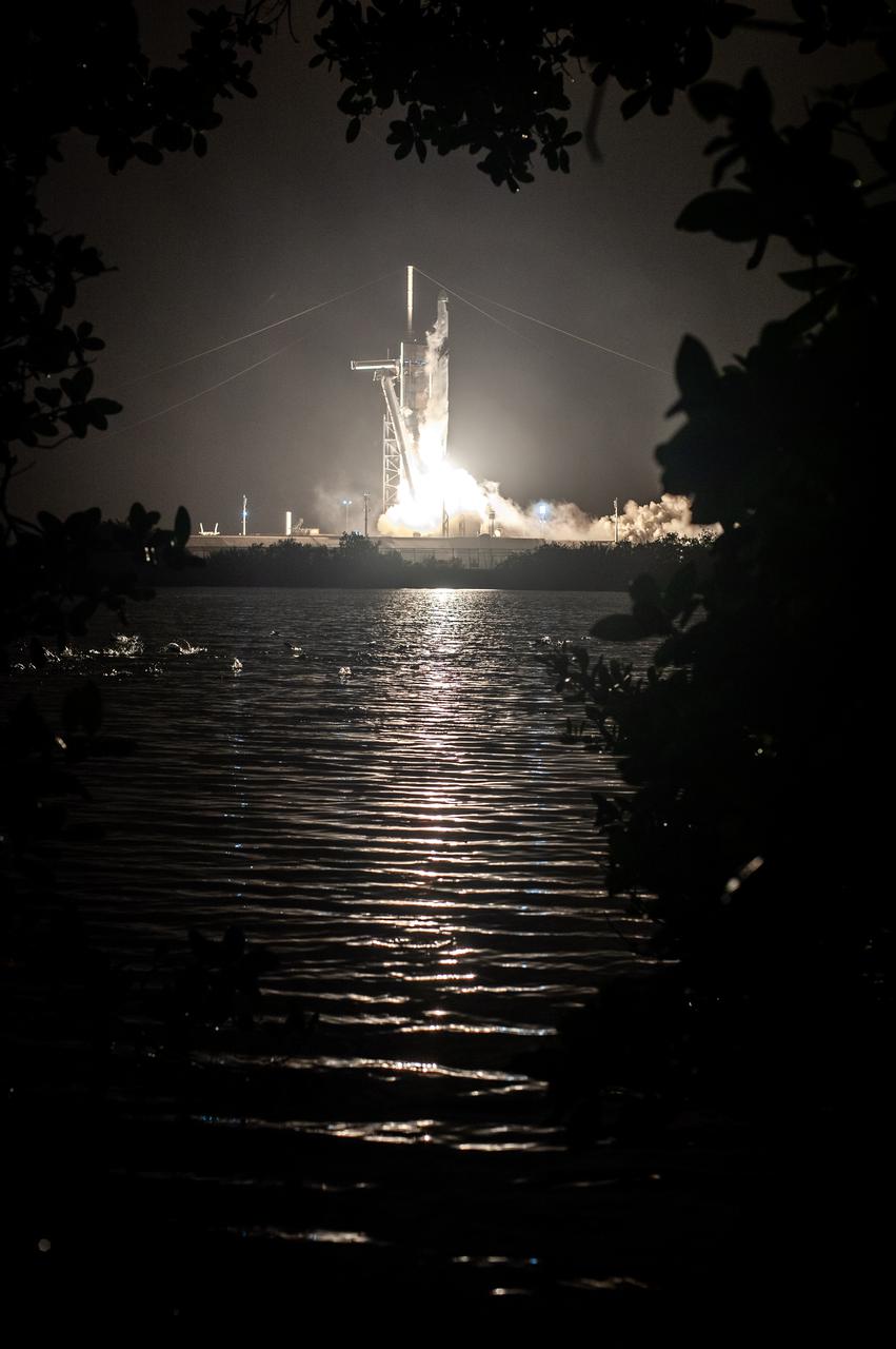 A SpaceX Falcon 9 rocket lifts off from Launch Complex 39A at Kennedy Space Center in Florida at 5:07 a.m. EST on Tuesday, Dec. 21, 2021, carrying the Dragon spacecraft on its journey to the International Space Station for SpaceX’s 24th commercial resupply services mission. Dragon will deliver new science investigations, supplies, and equipment to the crew on board the space station. Arrival to the orbiting laboratory is planned for Wednesday, Dec. 22.