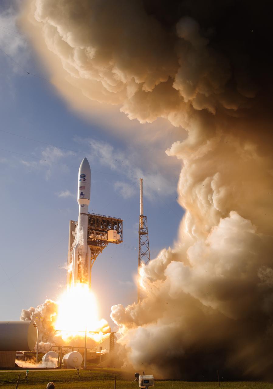 A United Launch Alliance Atlas V 541 rocket, carrying the National Oceanic and Atmospheric Administration’s (NOAA) Geostationary Operational Environmental Satellite-T (GOES-T), lifts off from Space Launch Complex 41 at Cape Canaveral Space Force Station in Florida on March 1, 2022. Liftoff was at 4:38 p.m. EST. GOES-T is the third satellite in the GOES-R series that will continue to help meteorologists observe and predict local weather events that affect public safety. GOES-T will be renamed GOES-18 once it reaches geostationary orbit. GOES-18 will go into operational service as GOES West to provide critical data for the U.S. West Coast, Alaska, Hawaii, Mexico, Central America, and the Pacific Ocean. The launch was managed by NASA’s Launch Services Program based at Kennedy Space Center in Florida, America’s multi-user spaceport. 