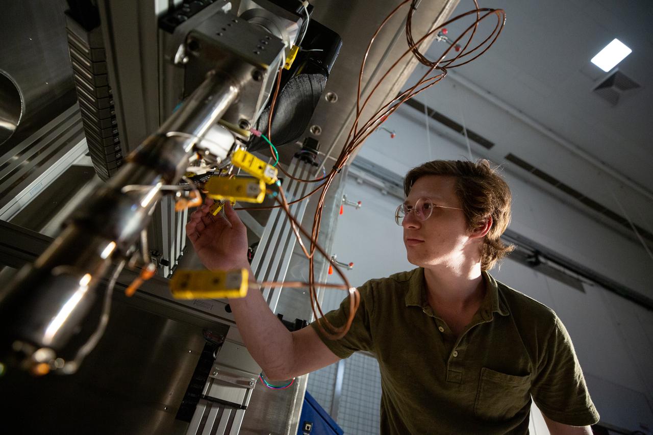 Thomas Lipscomb, a materials engineer at NASA’s Kennedy Space Center in Florida, prepares a vacuum chamber for testing 3D printing inside the Granular Mechanics and Regolith Operations (GMRO) lab at the spaceport’s Swamp Works on April 5, 2022. The testing is part of the Relevant Environment Additive Construction Technology (REACT) project, which derives from NASA’s 2020 Announcement of Collaboration Opportunity, with AI SpaceFactory – an architectural and construction technology company and winner of NASA’s 3D Printed Habitat Challenge – collaborating with Kennedy teams to build 3D-printed test structures using a composite made from polymers and a regolith simulant in a vacuum chamber that mimics environmental conditions on the Moon. 