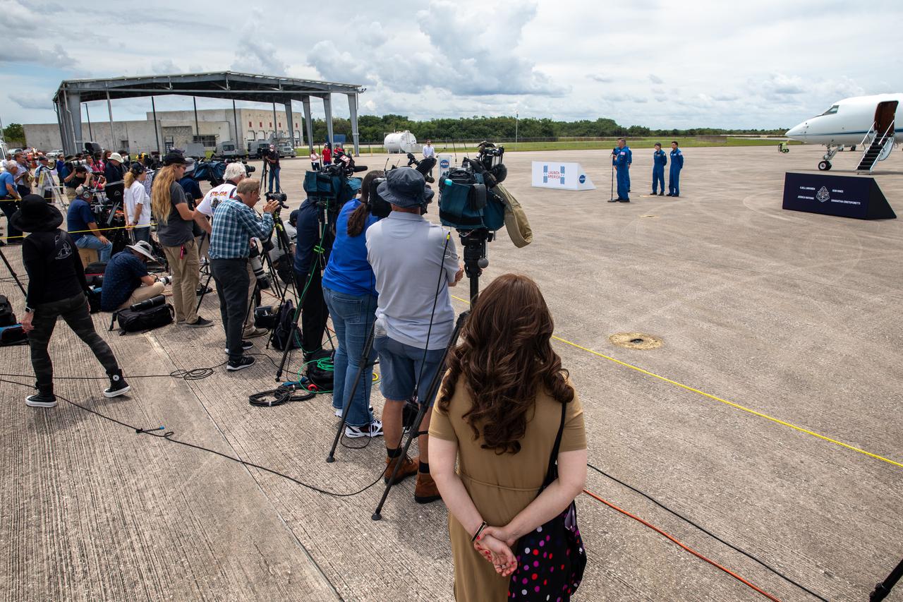NASA astronaut Bob Hines speaks to members of the news media during crew arrival for NASA’s SpaceX Crew-4 mission at the Launch and Landing Facility at Kennedy Space Center in Florida on April 18, 2022. Behind him from left are NASA astronaut Kjell Lindgren, ESA (European Space Agency) astronaut Samantha Cristoforetti, and NASA astronaut Jessica Watkins. They arrived at the landing facility from Houston. The astronauts will launch aboard SpaceX’s Crew Dragon and Falcon 9 rocket on April 23, 2022. Launch is targeted for 5:26 a.m. EDT from Kennedy’s Launch Complex 39A. 