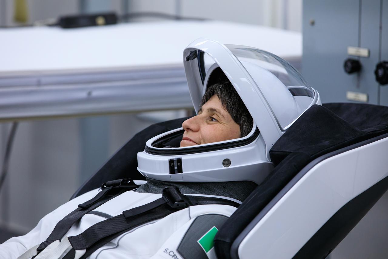 ESA (European Space Agency) astronaut Samantha Cristoforetti relaxes in the suit room inside Kennedy Space Center’s Neil A. Armstrong Operations and Checkout Building during Crew-4 dry dress rehearsal on April 20, 2022. Cristoforetti, along with fellow Crew-4 astronauts Kjell Lindgren, Bob Hines, and Jessica Watkins, is scheduled to lift off from Kennedy’s Launch Complex 39A at 5:26 a.m. EDT on April 23, 2022. SpaceX’s Falcon 9 rocket and Crew Dragon, named Freedom by the Crew-4 crew, will launch the astronauts to the International Space Station as part of NASA’s Commercial Crew Program.