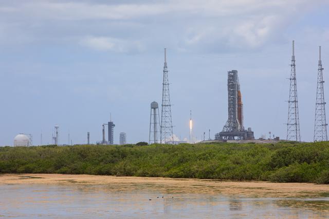 Artemis I, Crew-4, & Starlink Rockets on the Pad