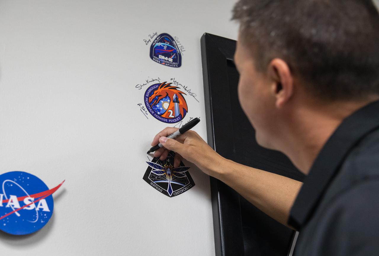 Crew-4 mission astronaut Kjell Lindgren signs the mission patch in the Astronaut Crew Quarters inside Kennedy Space Center’s Neil A. Armstrong Operations and Checkout Building on April 27, 2022. Lindgren, along with Bob Hines, Jessica Watkins, and Samantha Cristoforetti, will launch aboard SpaceX’s Crew Dragon – powered by the company’s Falcon 9 rocket – to the International Space Station as part of NASA’s Commercial Crew Program. Crew-4 is scheduled to lift off today at 3:52 a.m. EDT from Launch Complex 39A at Kennedy.