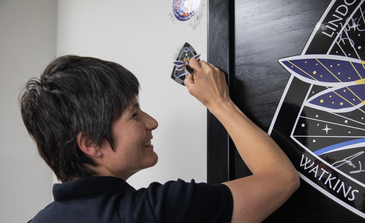 Crew-4 mission astronaut Samantha Cristoforetti signs the mission patch in the Astronaut Crew Quarters inside Kennedy Space Center’s Neil A. Armstrong Operations and Checkout Building on April 27, 2022. Cristoforetti, along with Kjell Lindgren, Bob Hines, and Jessica Watkins, will launch aboard SpaceX’s Crew Dragon – powered by the company’s Falcon 9 rocket – to the International Space Station as part of NASA’s Commercial Crew Program. Crew-4 is scheduled to lift off today at 3:52 a.m. EDT from Launch Complex 39A at Kennedy.