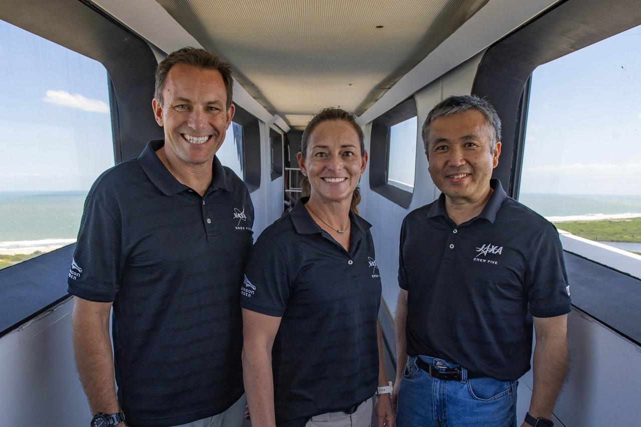 From left, NASA astronauts Josh Cassada and Nicole Mann, and JAXA (Japan Aerospace Exploration Agency) astronaut Koichi Wakata, are photographed inside the crew access arm at Launch Complex 39A during a visit to the agency’s Kennedy Space Center in Florida on May 10, 2022. Cassada, Mann, and Wakata, along with Roscosmos cosmonaut Anna Kikina, will launch to the International Space Station on NASA’s SpaceX Crew-5 mission for the agency’s Commercial Crew Program. Liftoff of SpaceX’s Falcon 9 rocket and Crew Dragon spacecraft is scheduled for Oct. 3, 2022, from Kennedy’s Launch Complex 39A.