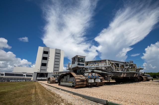 Crawler Transporter 2 Roll to VAB for Artemis I WDR Rollout