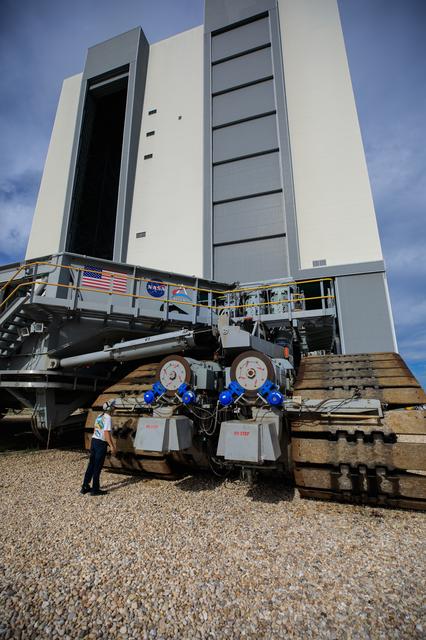 NASA image: Crawler Transporter 2 Roll into VAB for Artemis I WDR Rollout & 