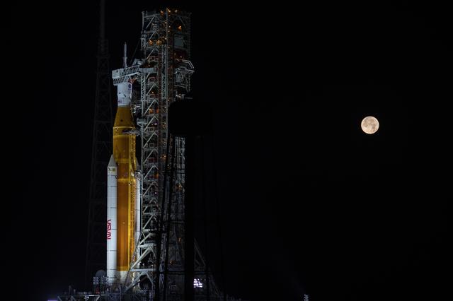 NASA image: Artemis I SLS with Full Moon