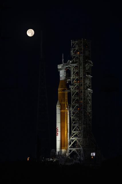 NASA image: Artemis I SLS with Full Moon