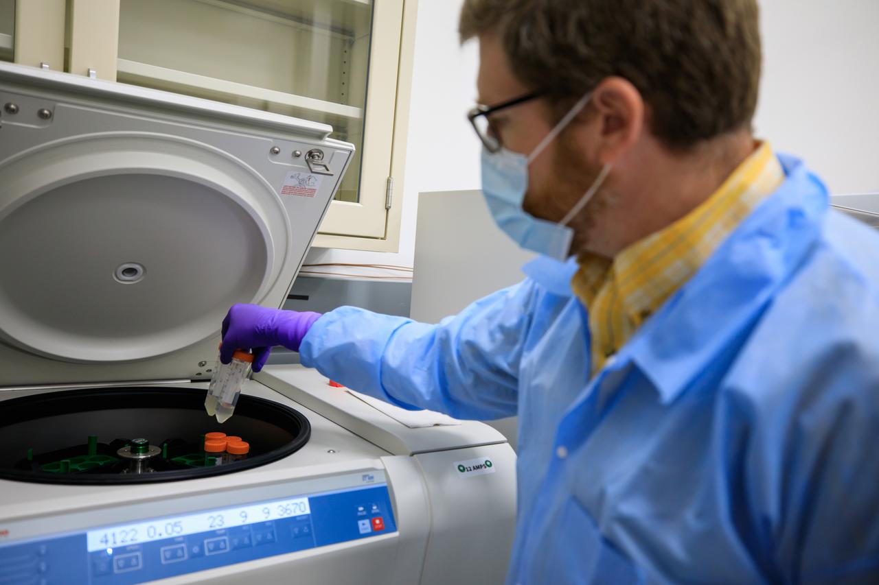 Ryan McClure, scientist with Pacific Northwest National Laboratory (PNNL) prepare the Dynamics of Microbiomes in Space (DynaMoS) experiment inside a laboratory at the Space Station Processing Facility on July 11, 2022. The DynaMoS experiment will launch on SpaceX’s 25th cargo resupply services mission to examine how microgravity affects metabolic interactions in communities of soil microbes. This will help NASA understand the function of soil microorganisms in space versus on Earth and how they can be used to enhance plant growth for crew consumption during long-duration missions to the Moon and Mars. SpaceX’s Falcon 9 rocket and Dragon spacecraft are scheduled to lift off from Kennedy’s Launch Complex 39A at 8:44 p.m. EDT on Thursday, July 14.