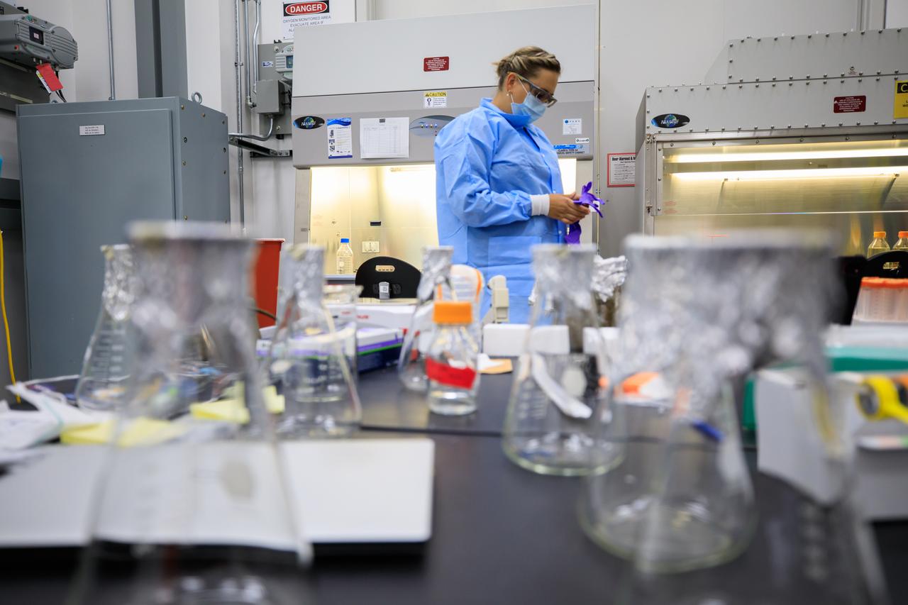 Pacific Northwest National Laboratory (PNNL) Scientist Yuliya Farris prepares the Dynamics of Microbiomes in Space (DynaMoS) experiment inside a laboratory at the Florida spaceport’s Space Station Processing Facility on July 11, 2022. The DynaMoS experiment will launch on SpaceX’s 25th cargo resupply services mission to examine how microgravity affects metabolic interactions in communities of soil microbes. This will help NASA understand the function of soil microorganisms in space versus on Earth and how they can be used to enhance plant growth for crew consumption during long-duration missions to the Moon and Mars. SpaceX’s Falcon 9 rocket and Dragon spacecraft are scheduled to lift off from Kennedy’s Launch Complex 39A at 8:44 p.m. EDT on Thursday, July 14.