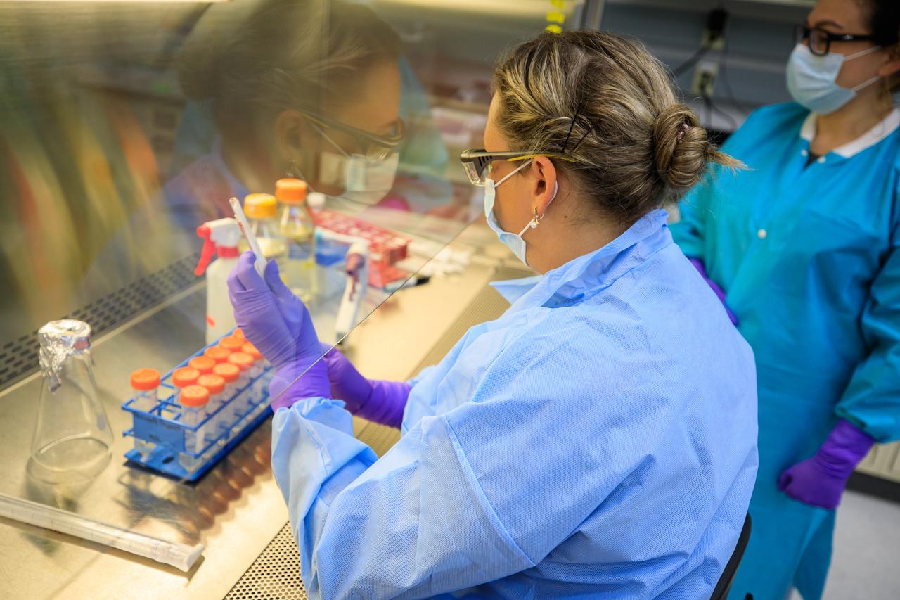 Pacific Northwest National Laboratory (PNNL) Scientist Yuliya Farris (left) prepares the Dynamics of Microbiomes in Space (DynaMoS) experiment inside a laboratory at the Florida spaceport’s Space Station Processing Facility on July 11, 2022. The DynaMoS experiment will launch on SpaceX’s 25th cargo resupply services mission to examine how microgravity affects metabolic interactions in communities of soil microbes. This will help NASA understand the function of soil microorganisms in space versus on Earth and how they can be used to enhance plant growth for crew consumption during long-duration missions to the Moon and Mars. SpaceX’s Falcon 9 rocket and Dragon spacecraft are scheduled to lift off from Kennedy’s Launch Complex 39A at 8:44 p.m. EDT on Thursday, July 14.