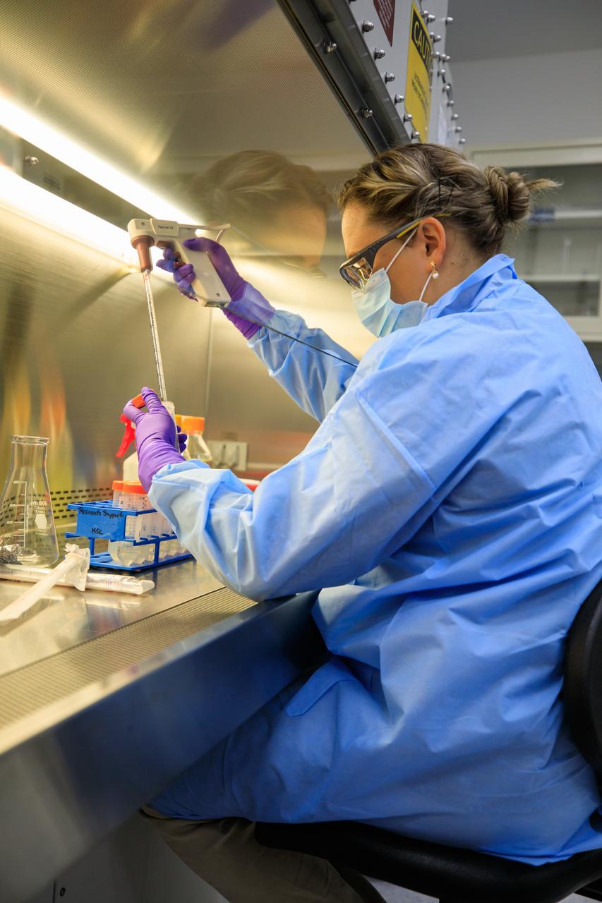 Pacific Northwest National Laboratory (PNNL) Scientist Yuliya Farris prepares the Dynamics of Microbiomes in Space (DynaMoS) experiment inside a laboratory at the Florida spaceport’s Space Station Processing Facility on July 11, 2022. The DynaMoS experiment will launch on SpaceX’s 25th cargo resupply services mission to examine how microgravity affects metabolic interactions in communities of soil microbes. This will help NASA understand the function of soil microorganisms in space versus on Earth and how they can be used to enhance plant growth for crew consumption during long-duration missions to the Moon and Mars. SpaceX’s Falcon 9 rocket and Dragon spacecraft are scheduled to lift off from Kennedy’s Launch Complex 39A at 8:44 p.m. EDT on Thursday, July 14.