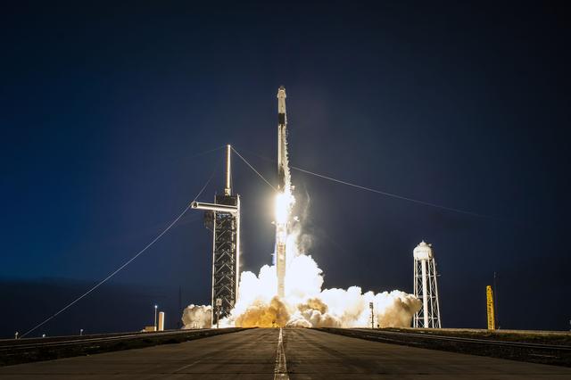 NASA image: SpaceX CRS-25 Liftoff