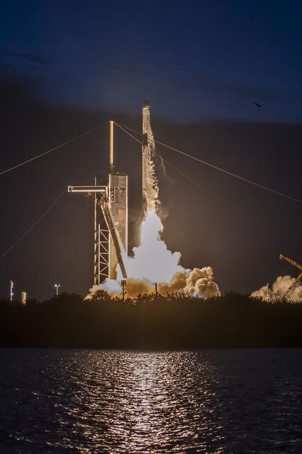 NASA image: SpaceX CRS-25 Liftoff