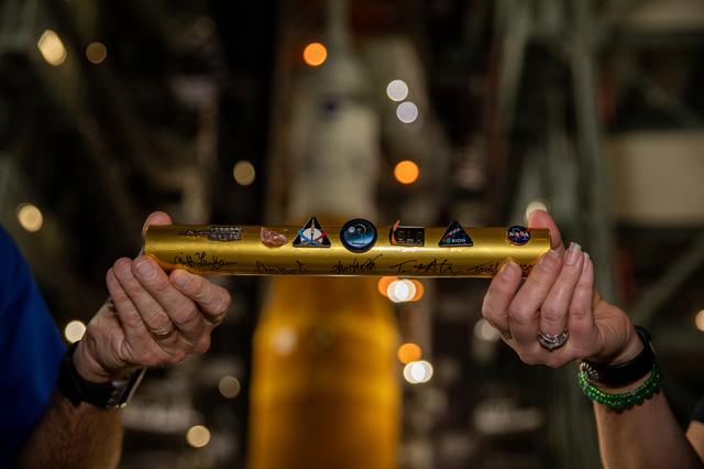 NASA image: Artemis I Baton Handoff from EGS Ops to Launch Director