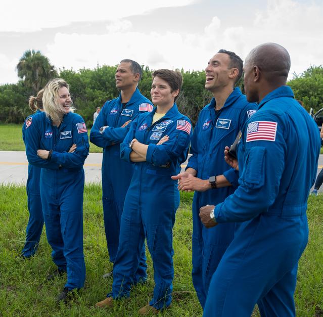 Astronaut Group & Moon Pod Essay Winners Visit Artemis I
