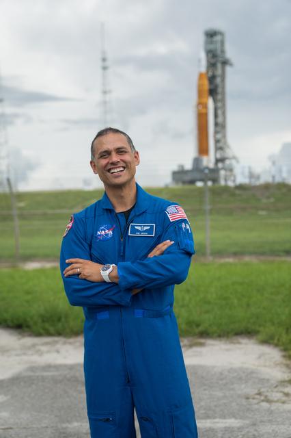 Astronaut Group & Moon Pod Essay Winners Visit Artemis I