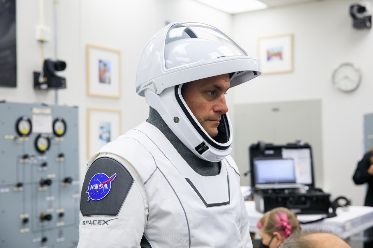 NASA astronaut Josh Cassada is photographed in his SpaceX spacesuit inside the crew suit-up room in the Neil A. Armstrong Operations and Checkout Building at NASA’s Kennedy Space Center in Florida during a countdown dress rehearsal on Oct. 2, 2022. Cassada, along with NASA astronaut Nicole Aunapu Mann, Roscosmos cosmonaut Anna Kikina, and JAXA (Japan Aerospace Exploration Agency) astronaut Koichi Wakata will launch to the International Space Station on NASA’s SpaceX Crew-5 mission as part of the agency’s Commercial Crew Program. Liftoff of SpaceX’s Falcon 9 rocket and Crew Dragon Endurance spacecraft is targeted for noon EDT on Oct. 5, 2022, from Kennedy’s Launch Complex 39A.