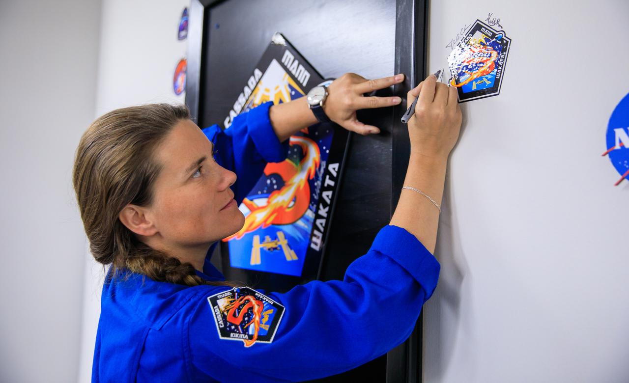 Roscosmos cosmonaut Anna Kikina adds her signature to a wall inside the Astronaut Crew Quarters in the Neil A. Armstrong Operations and Checkout Building at NASA’s Kennedy Space Center in Florida on Oct. 4, 2022. Kikina, along with NASA astronauts Josh Cassada and Nicole Aunapu Mann, and JAXA (Japan Aerospace Exploration Agency) astronaut Koichi Wakata, will launch to the International Space Station on NASA’s SpaceX Crew-5 mission as part of the agency’s Commercial Crew Program. Liftoff of SpaceX’s Falcon 9 rocket and Crew Dragon Endurance spacecraft is targeted for noon EDT on Oct. 5, 2022, from Kennedy’s Launch Complex 39A.