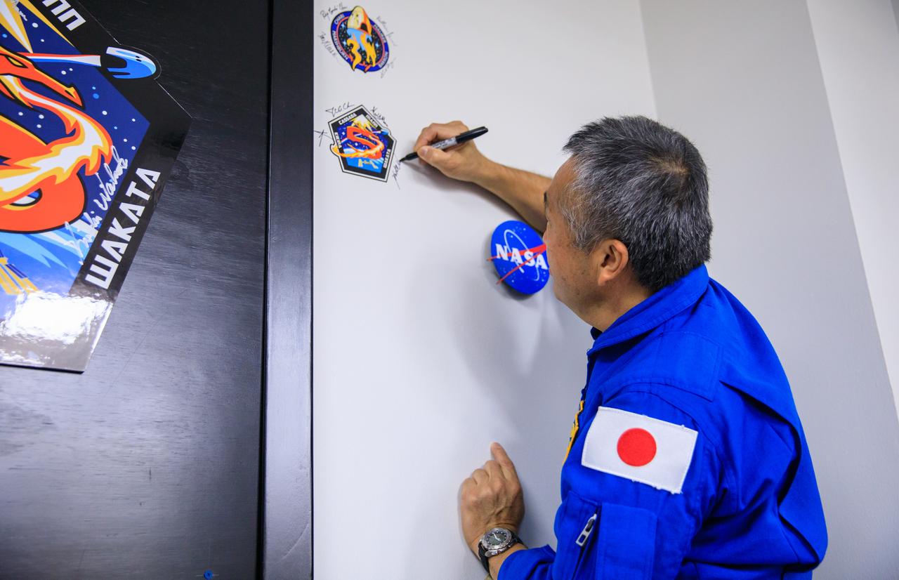 JAXA (Japan Aerospace Exploration Agency) astronaut Koichi Wakata adds his signature to a wall inside the Astronaut Crew Quarters in the Neil A. Armstrong Operations and Checkout Building at NASA’s Kennedy Space Center in Florida on Oct. 4, 2022. Wakata, along with NASA astronauts Josh Cassada and Nicole Aunapu Mann, and Roscosmos cosmonaut Anna Kikina, will launch to the International Space Station on NASA’s SpaceX Crew-5 mission as part of the agency’s Commercial Crew Program. Liftoff of SpaceX’s Falcon 9 rocket and Crew Dragon Endurance spacecraft is targeted for noon EDT on Oct. 5, 2022, from Kennedy’s Launch Complex 39A.