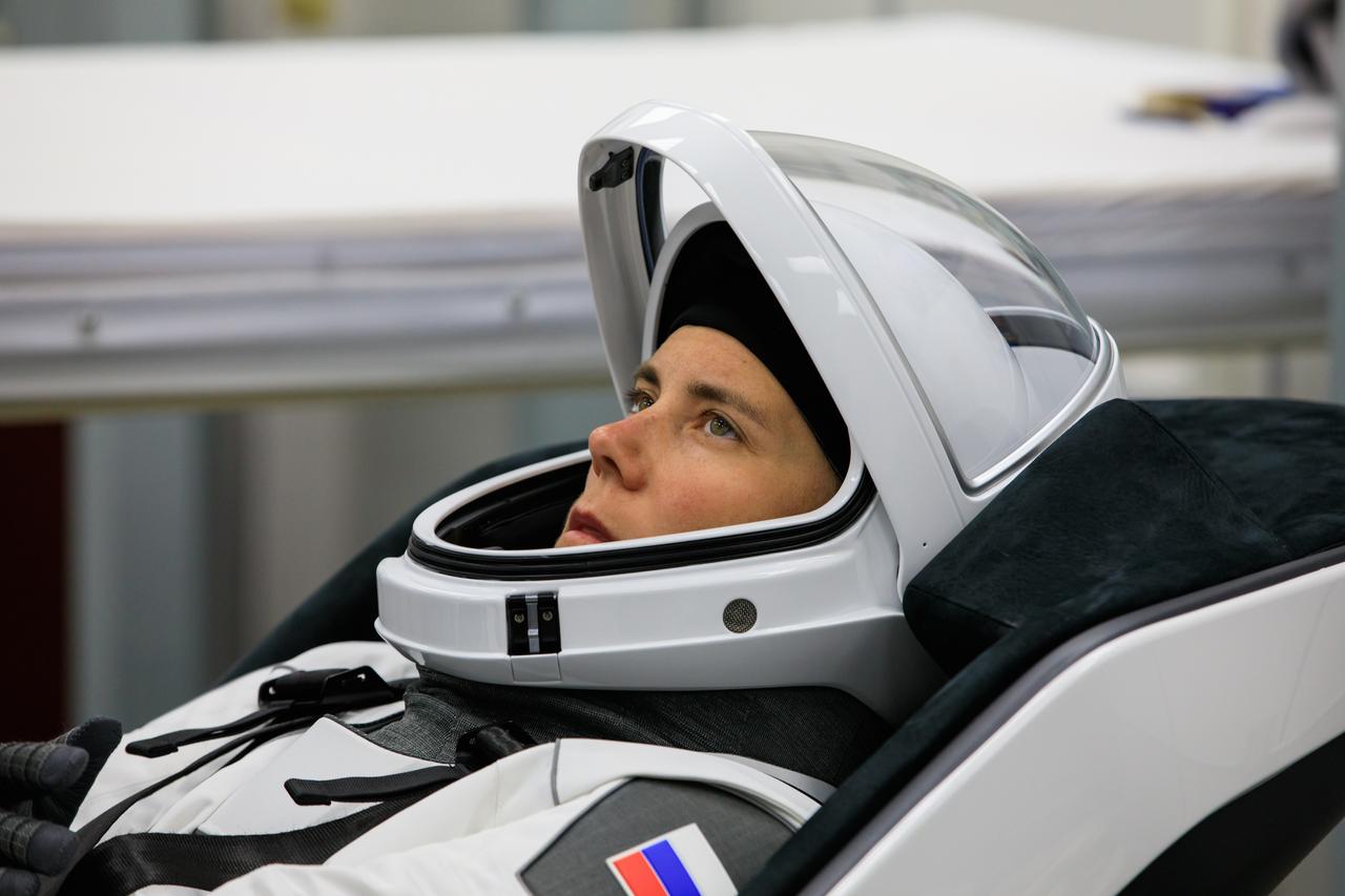 Roscosmos cosmonaut Anna Kikina, mission specialist, is seated inside the crew suit-up room in the Neil A. Armstrong Operations and Checkout Building at NASA’s Kennedy Space Center in Florida on Oct. 5, 2022. Kikina, along with NASA astronauts Josh Cassada, pilot, and Nicole Mann, spacecraft commander, and JAXA (Japan Aerospace Exploration Agency) astronaut Koichi Wakata, mission specialist, will launch to the International Space Station on the agency’s SpaceX Crew-5 mission. The SpaceX Falcon 9 rocket and Dragon Endurance spacecraft lifted off at noon EDT from Kennedy’s Launch Complex 39A.