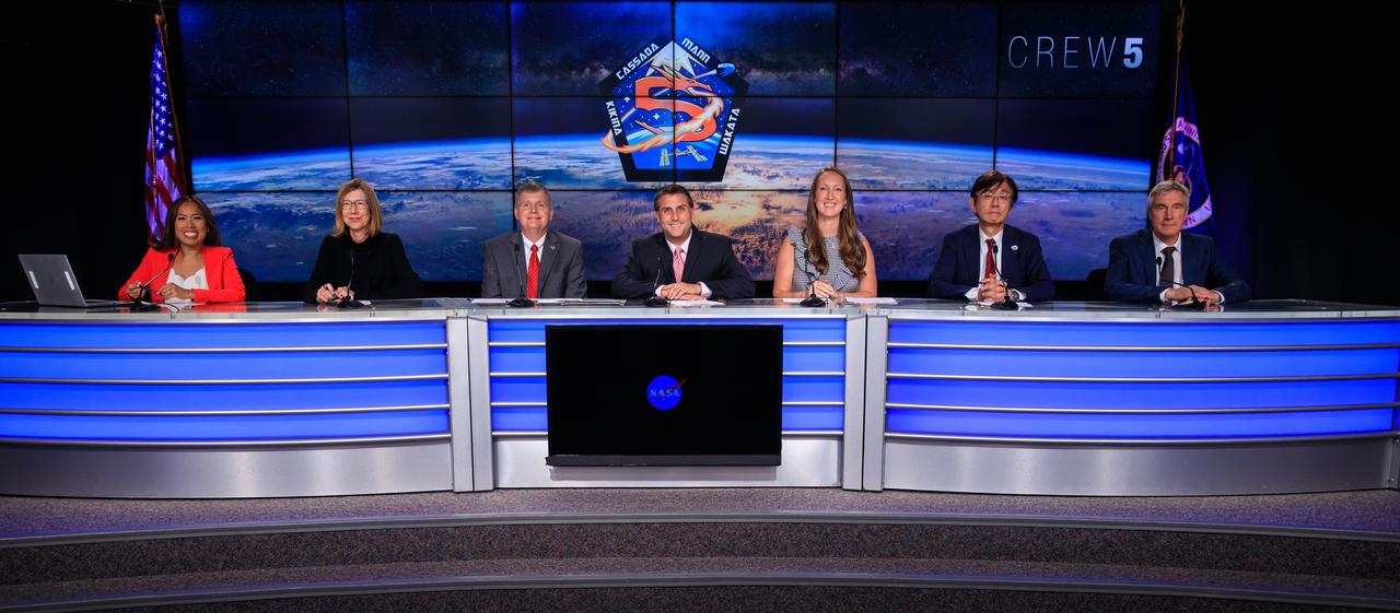 A postlaunch news conference for NASA’s SpaceX Crew-5 mission is held inside the News Auditorium at the agency’s Kennedy Space Center in Florida on Oct. 5, 2022. Participants are, from left: Megan Cruz, moderator, NASA Communications; Kathy Lueders, associate administrator, Human Exploration and Operations Mission Directorate, NASA Headquarters; Steve Stich, manager, Commercial Crew Program, Kennedy; Joel Montalbano, manager, International Space Station, Johnson Space Center; Sarah Walker, director, Dragon Mission Management, SpaceX; Hiroshi Sasaki, vice president and director general, JAXA’s (Japan Aerospace Exploration Agency) Human Spaceflight Technology Directorate; and Sergei Krikalev, executive director, Human Space Flight Programs, Roscosmos. SpaceX’s Dragon Endurance is carrying NASA astronauts Nicole Mann, commander; Josh Cassada, pilot; and Mission Specialists Koichi Wakata, of JAXA (Japan Aerospace Exploration Agency), and Roscosmos cosmonaut Anna Kikina to the International Space Station for a science expedition mission as part of NASA’s Commercial Crew Program. SpaceX’s Falcon 9 rocket lifted off at noon EDT from Kennedy’s Launch Complex 39A.