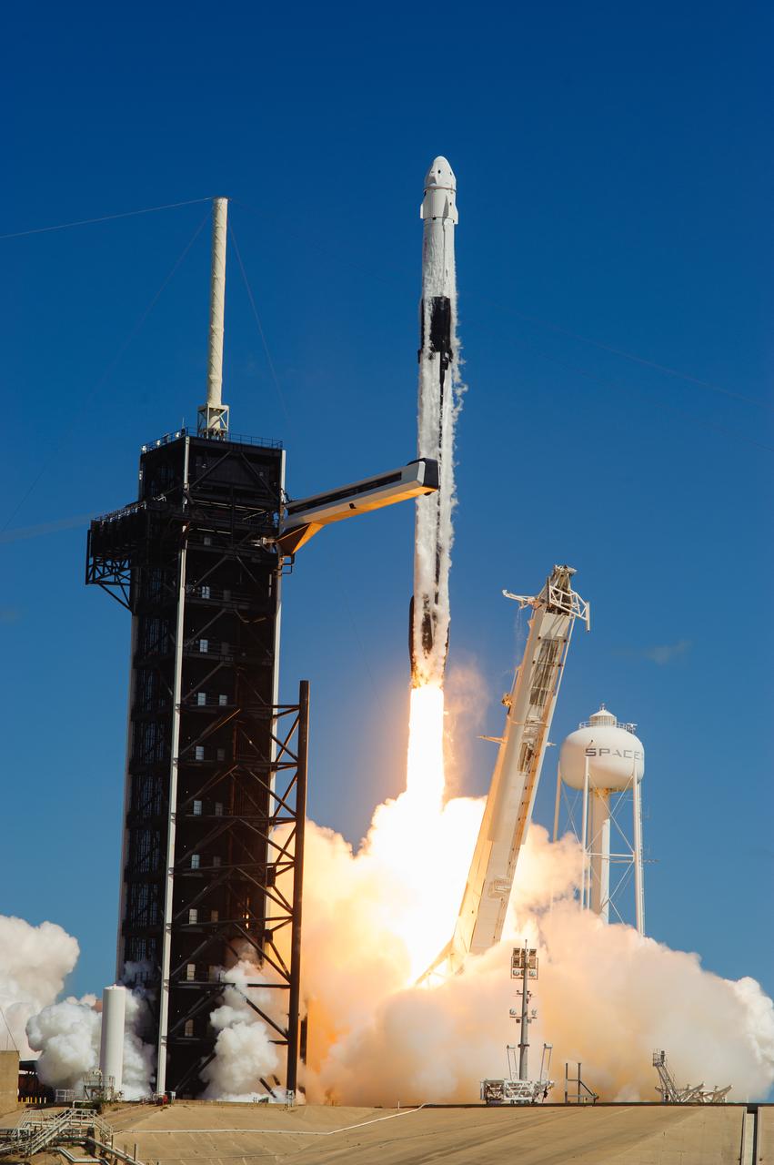 SpaceX’s Falcon 9 rocket, with the Dragon Endurance spacecraft atop, lifts off from NASA’s Kennedy Space Center Launch Complex 39A in Florida on Oct. 5, 2022, on the agency’s SpaceX Crew-5 launch. Inside Endurance are NASA astronauts Nicole Mann, commander; Josh Cassada, pilot; and Mission Specialists Koichi Wakata, of JAXA (Japan Aerospace Exploration Agency), and Roscosmos cosmonaut Anna Kikina. The crew is heading to the International Space Station for a science expedition mission as part of the agency’s Commercial Crew Program. Liftoff occurred at noon EDT.